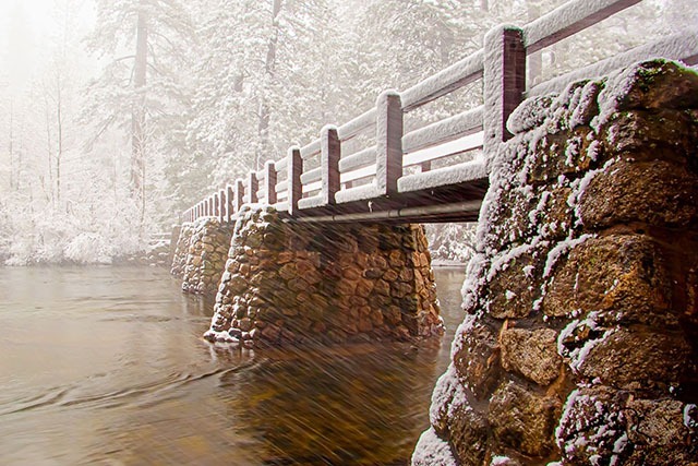 2019-snowing-walk-bridge-10x15-1
